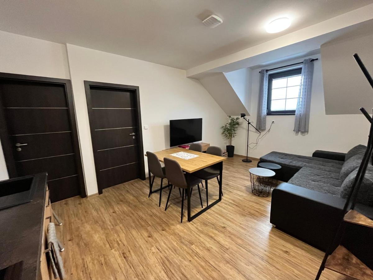 Plessberg Apartments Plesivec 아버르타미 외부 사진
